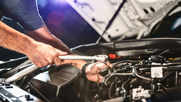 photo showing mobile mechanic repairing a semi truck