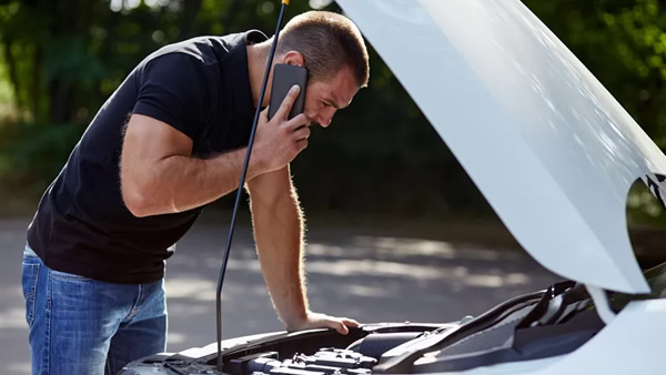 photo showing mobile mechanic repairing a semi truck