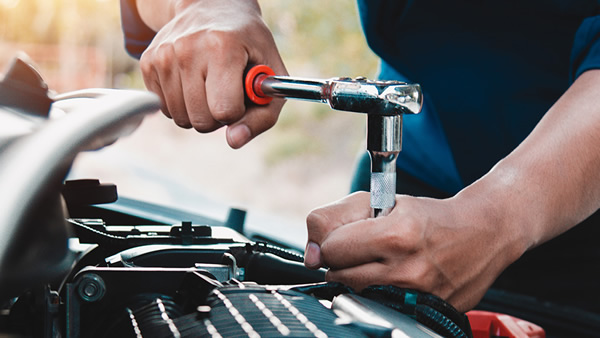 photo showing mobile mechanic repairing a semi truck